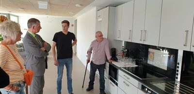 Das Herzstück der WG-Küche: Mitbewohner und Student Tobias Blasius (2. von rechts) präsentiert das digitale Kochbuch.