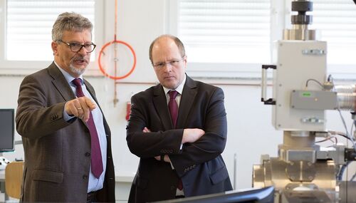 Dr. Michael Merkel erläutert Landrat Albers die hochtechnisierte Produktion     Foto: Focus GmbH