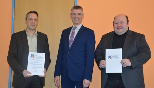 Landrat Frank Kilian gratuliert Frank Stöß (l.) und Harald Gabel (r.).