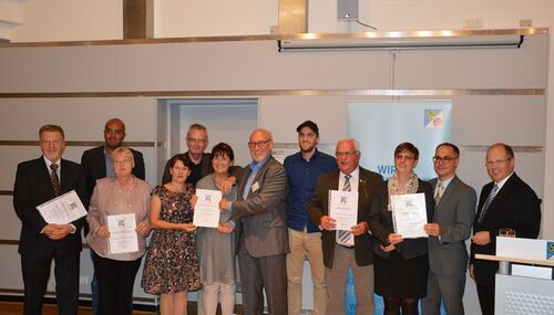 Landrat Burkhard Albers mit den Preisträgern des Ehrenamtspreises 2016 des Rheingau-Taunus-Kreises in der Sparte „Soziales“.