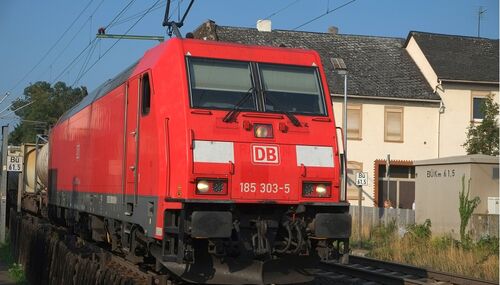 Die Züge fahren dicht an den Häusern vorbei - wie hier in Geisenheim.