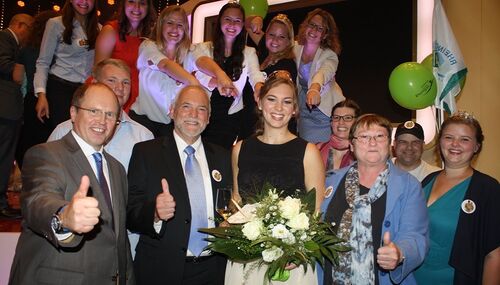 Landrat Burkhard Albers gratuliert Katharina Fladung zur Wahl zur Deutschen Weinprinzessin.