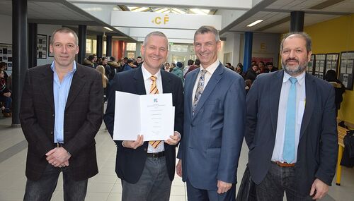 Landrat Kilian überreicht den Präventionspreis 2017 des Rheingau-Taunus-Kreises.