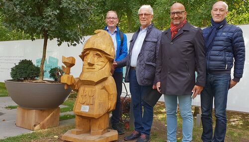 Wissenswertes über die Bundesgartenschau 2019 in Heilbronn berichtet Bertold Stückle (2. von rechts) den Gästen aus dem Rheingau und dem Mittelrheintal, Karl Ottes, Rolf Wölfert (links) und Volker Mosler, die das Maskottchen der BUGA 2019 einbinden.