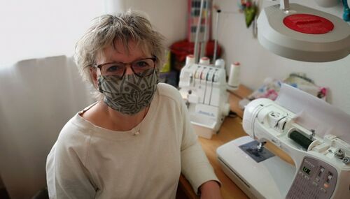 Carla Wemmie-Kirsch mit einer selbstgenähten Community-Maske.
