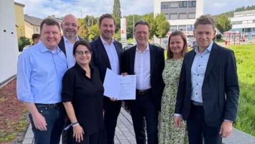 Landrat Sandro Zehner überreicht den Förder-Bescheid an die AWO im Rheingau-Taunus-Kreis.