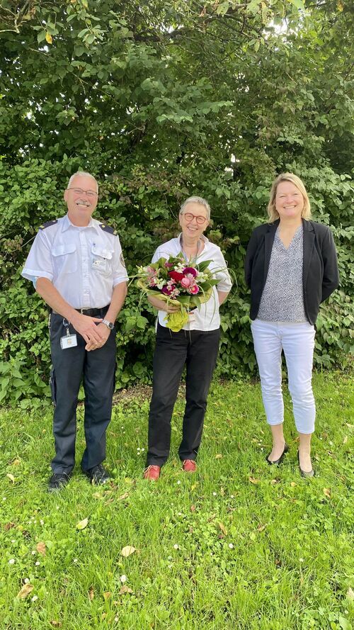 Liane Schmidt und Reiner Oswald bedankten sich im Namen des Rheingau-Taunus-Kreises bei Dr. Doris Mallmann für ihr großes Engagement und ihren klugen Rat.