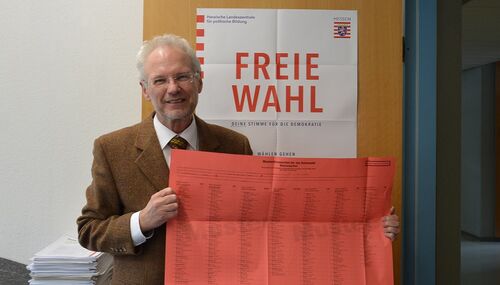 Kreiswahlleiter Peter Berghäuser mit dem Stimmzettel für die Kreistagswahl.