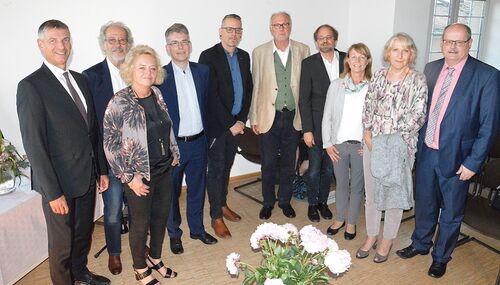 Landrat Frank Kilian (links) überreichte Andreas Berg (4. von rechts) den Kulturpreis 2019 des Rheingau-Taunus-Kreises in der Sparte „Literatur“.