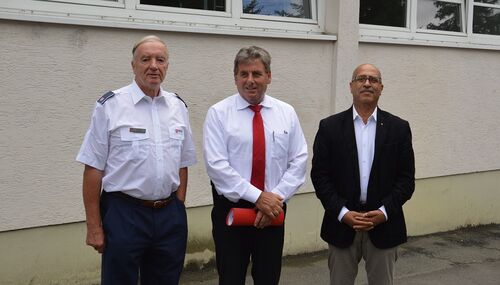 Der hessische Landespolizeipräsident Udo Münch (Mitte) mit Behrouz Asadi (rechts) und Rolf Bescht (links).