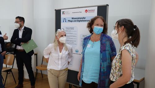 Lebendiger Austausch bei der Auftaktveranstaltung des Kompetenzzentrums Pflege im Kreishaus in Bad Schwalbach