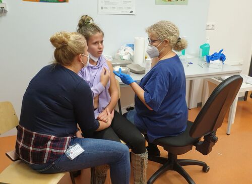 Dr. Nina Watermann begleitete Tochter Laura zum Impfen bei Kinderärztin Dr. Antje Allendorf. Foto: Kreisverwaltung