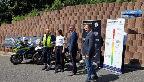 Die Leiterin der Polizeidirektion Rheingau-Taunus, Eva Hertel, und Landrat Frank Kilian erläuterten die Präventionskampagne der Polizei.