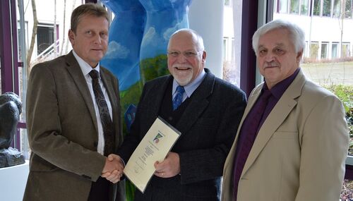 Partnerschafts-Dezernent Heinz Juhnke (Mitte) übergibt die Urkunde für die St. Urban Spende an Jens Heynisch (links) und Willy Slansky, die in Vertretung von Landrat Fügmann die Spende entgegennahmen.