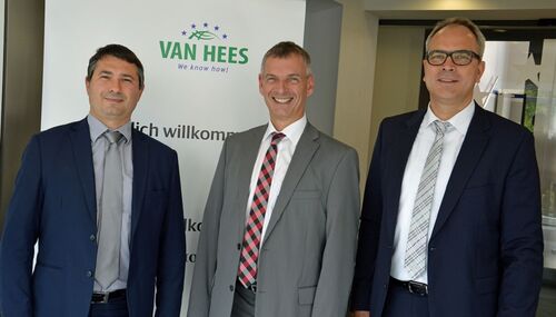 Landrat Frank Kilian besuchte das Familienunternehmen Van Hees in Walluf, wo er von den beiden Geschäftsführern Frédérick Guet und Robert Becht begrüßt wurde.