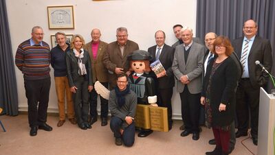 Luther (als Figur) war auch dabei, als Landrat Burkhard Albers, die Mitglieder der Redaktionskonferenz sowie Autorinnen und Autoren das neue Jahrbuch 2017 des Rheingau-Taunus-Kreis im Rittersaal der Pestalozzischule vorstellten.