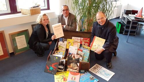 Sabine Stemmler und Michael Schardt freuen sich mit Landrat Burkhard Albers über den Hessischen Leseförderpreis.