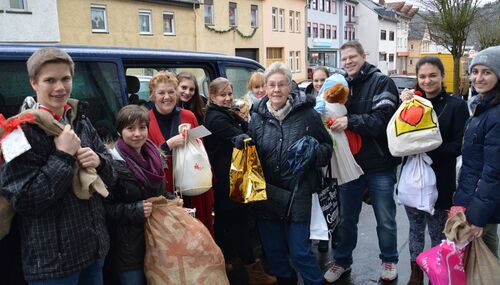 Kurz vor der Verteilung der Weihnachtsgeschenke an die Flüchtlingsfamilien: Die Schülerinnen und Schüler aus Taunusstein.