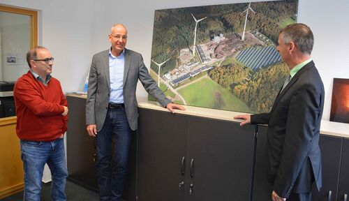Harald Gschweng (Mitte) und Naturenergie-Geschäftsführer Ciro Capricano (links) erläutern Landrat Frank Kilian ihre Stromerzeugung durch Sonnen- und Windkraft sowie aus Biomasse.