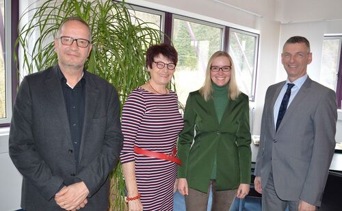 Die neue Fairtrade-Koordinatorin Eva Schiendzielorz (2. v.r.) mit Landrat Frank Kilian, Fairtrade-Dezernentin Monika Merkert und Harald Rubel (l.).
