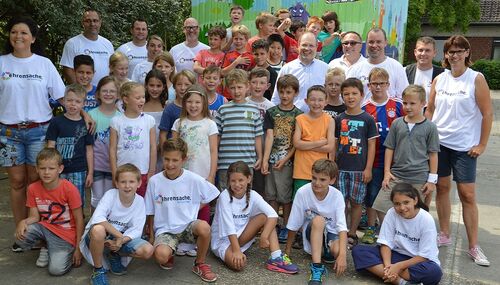 Viele Hände halfen bei der Aktion „Grünes Klassenzimmer in der Walluftalschule.