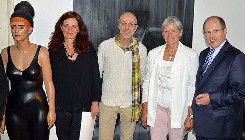 Landrat Burkhard Albers überreichte Birgid Helmy (4. von rechts) zusammen mit den Jurymitgliedern Helmut Mair (3. von rechts) und Barbara Mühlschlegel den Kulturpreis 2015 des Rheingau-Taunus-Kreises. Links eine von Birgid Helmy gefertigte Skulptur.