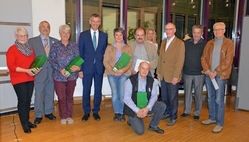 Landrat Kilian (4.v.l.) mit den Gewinnerinnen und Gewinnern des Preisrätsels. Foto: Kreisverwaltung
