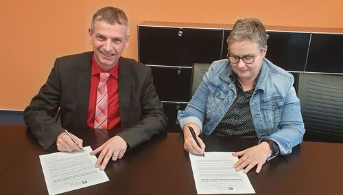 Landrat Kilian und die Personalratsvorsitzende Christel Kopp unterschreiben die Erklärung für Vielfalt, Toleranz und Integration.
