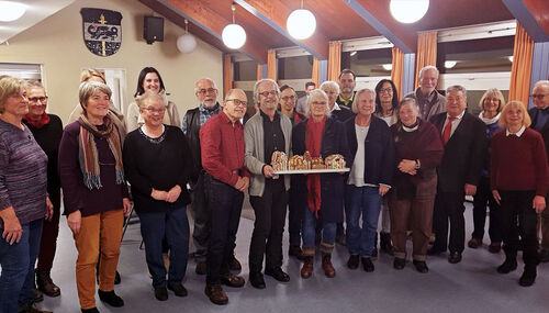 Hier sehen Sie die Preisträger, denen Landrat Frank Kilian den Demografie-Preis 2022 des Rheingau-Taunus-Kreises verliehen hat.