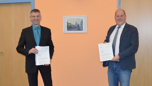 Landrat Frank Kilian (l.) und Bürgermeister Volker Diefenbach mit den Leader-Förderbescheiden.