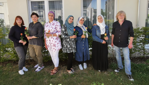 Das Foto zeigt die erfolgreichen Absolventinnen des Schulungskurses „Pädagogische Unterstützerinnen und Unterstützer“ mit Ernst Wittmann vom Fachdienst Jugendhilfe.