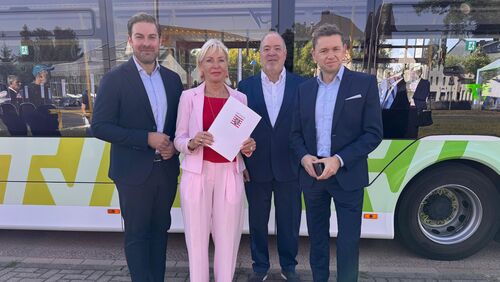 Foto v.l.n.r.: Landrat und Verkehrsdezernent Sandro Zehner, Digitalministerin Prof. Dr. Kristina Sinemus, Arno Brandscheid, Geschäftsführer der Rheingau-Taunus-Verkehrsgesellschaft, André Stolz, Vorsitzender des Kreistages