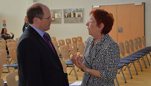 Landrat Burkhard Albers im Gespräch mit Dr. Lale Akgün.