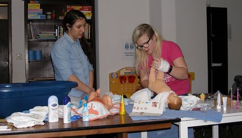 Studierende und Teilnehmerinnen an der Lernstation „Säuglingspflege“. Foto: Rheingau-Taunus-Kreis