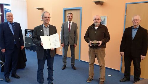 Mit der Sportplakette des Bundespräsidenten Frank-Walter Steinmeier ausgezeichnet.