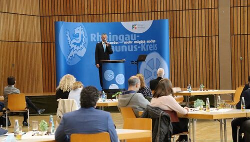 Landrat Frank Kilian beim Wirtschaftsdialog zum Thema Personalgewinnung und Arbeitsmarktstrategie in der Silberbachhalle in Taunusstein-Wehen.