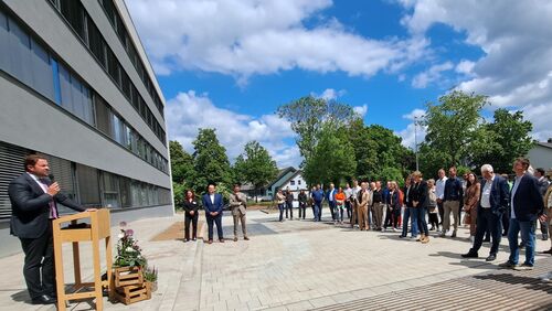 Foto: Landrat Sandro Zehner (l.) bei der Einweihung eines Gebäudeteils der Beruflichen Schulen Rheingau in Geisenheim.