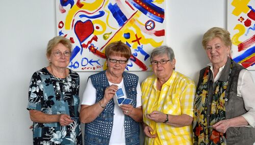 Wie kann man das Gedächtnis schulen? Mit kleinen Kartenspielen beispielsweise, wie die Seniorenberaterinnen des Kreises Uschi Gros, Karin Reinemer, Waltraud Groß und Erika Schmelzer (von links) wissen.