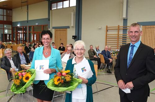 Landrat Frank Kilian überreicht Martina Göres (links) und Helga Klaffke den Ehrenamtspreis 2021 des Rheingau-Taunus-Kreises