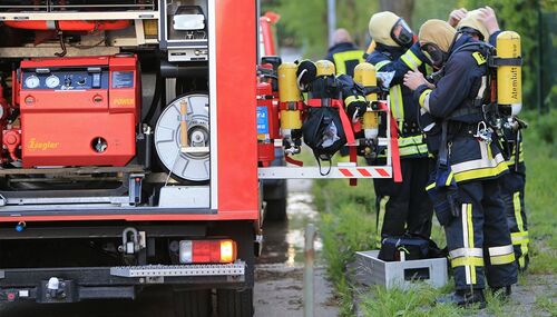 Feuerwehren aus Lorch und Rüdesheim übten auf dem Gelände der Gemeinschaftsunterkunft.