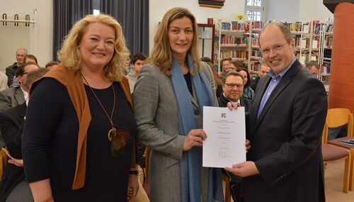 Landrat Albers überreicht den Präventionspreis 2015 an die Schulleiterin der Pestalozzi-Schule, Ina Ofenloch. Links die Vorsitzende des Schulelternbeirates Catja von Oldershausen.