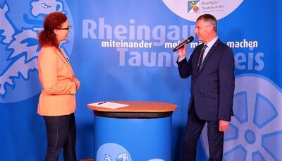 Moderatorin Anke Seeling beim Live-Stream „LEADER"  im Interview mit Landrat Frank Kilian.