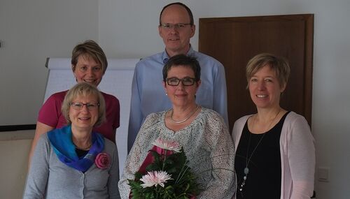 Beste Wünsche gab es von den Kolleginnen Andrea Corell (1. von links), Ingrid Wulf (2. von links) und Jutta Gadamer (rechts).