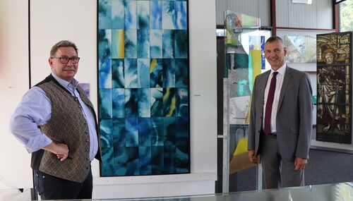 Landrat Frank Kilian besucht das Traditionsunternehmen Derix Glasstudios in Taunusstein