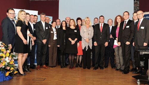 Die Preisträger des Gründerpreises 2016, ihre Laudatoren zusammen mit Landrat Burkhard Albers und Oberbürgermeister Sven Gerich.