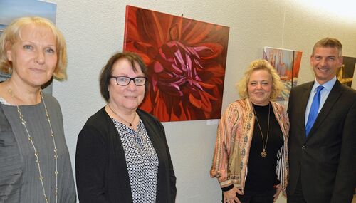 Gemeinsam mit der Künstlerin Anne Petschuch (2. von links) eröffneten Landrat Frank Kilian, Kultur-Dezernentin Dorothee Nabrotzky (links) und die Kulturbeauftragte des Kreises Sabine Stemmler die Ausstellung im Kreishaus.