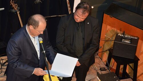 Aus den Händen von Landrat Burkhard Albers erhielt Volker Bender den Kulturpreis 2017 des Rheingau-Taunus-Kreises.