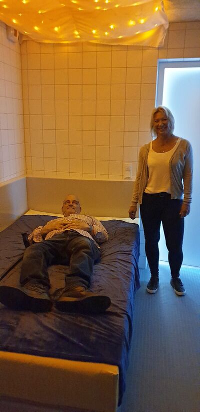 Zur Entspannung: Petra Bühl zeigt Günter Soukup die Vorteile des Wasserbettes.