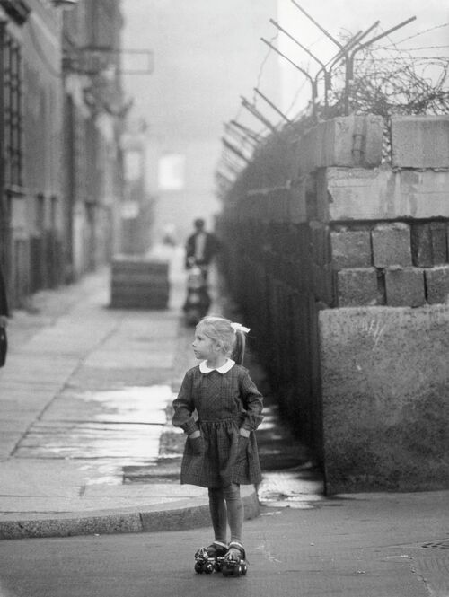 Ein Kind vor der Berliner Mauer