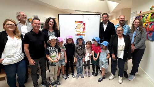 v.l.n.r.: Martina Schramm (Leitung Kita Paradies), Randolf Heß (Erster Beigeordneter der Gemeinde Walluf), Markus Courtial, Dr. Anke Lorson (Gesundheitsamt RTK), die Kinder des Kindergartens Paradies in Walluf, Landrat Sandro Zehner, Ingrid Reichbauer (KE RTK), Norbert Frey (Klimaschutzbeauftragter RTK), Andreea Seifert (stellv Leitung Gesundheitsamt RTK)